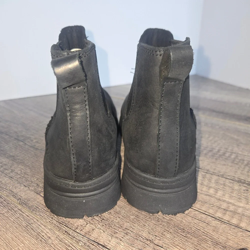 UGG Kids Ashton Chelsea Boots Black Waterproof Leather Lug Sole 1143662K Size 3Y
